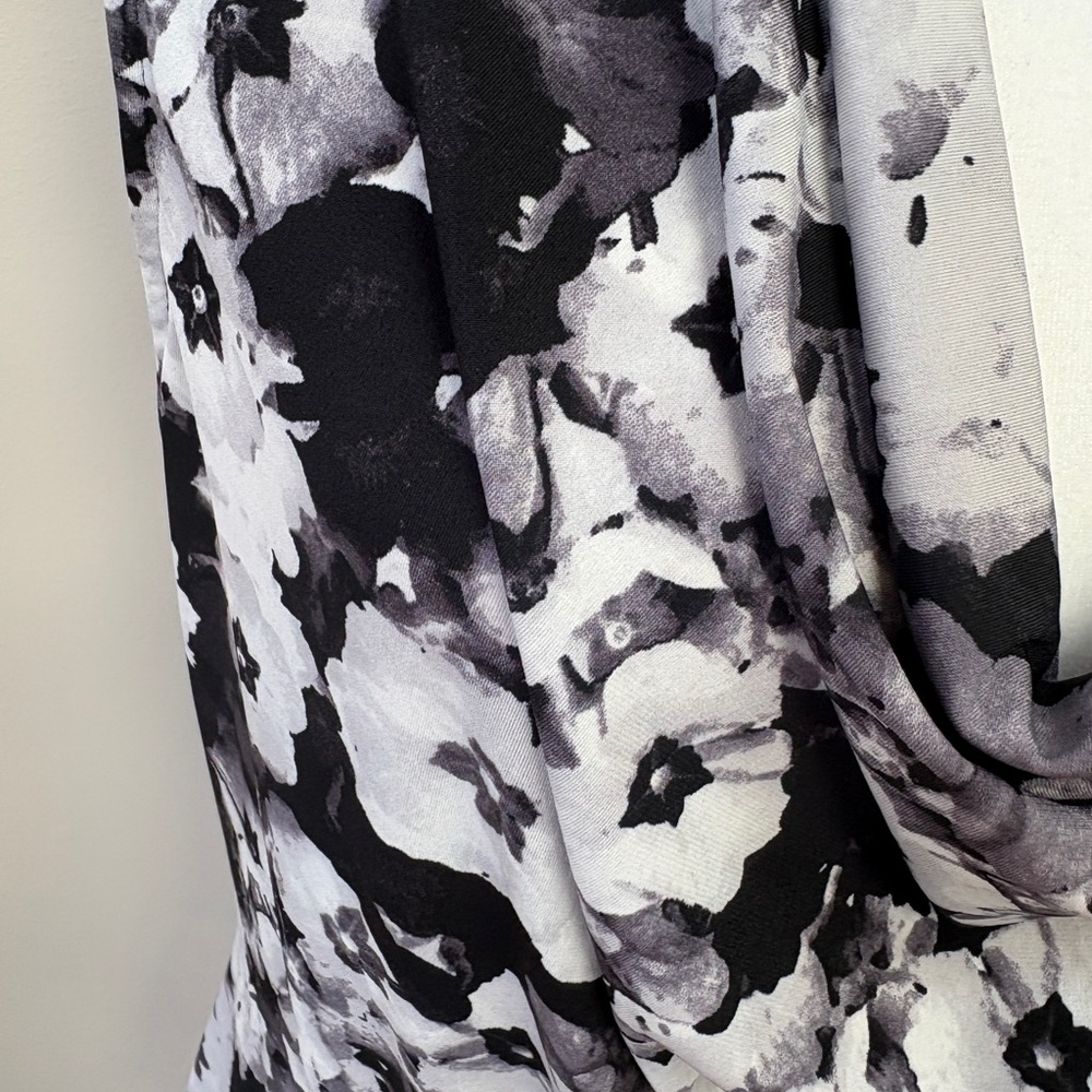 Ellen Tracy Monochrome Sleeveless Floral Cowl Neck Top - Picture 4 of 8
